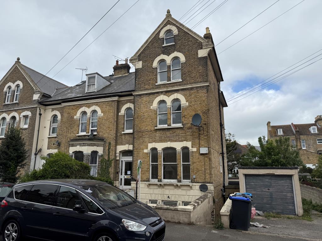 Lot: 128 - GROUND FLOOR FLAT FOR REFURBISHMENT - Block of flats